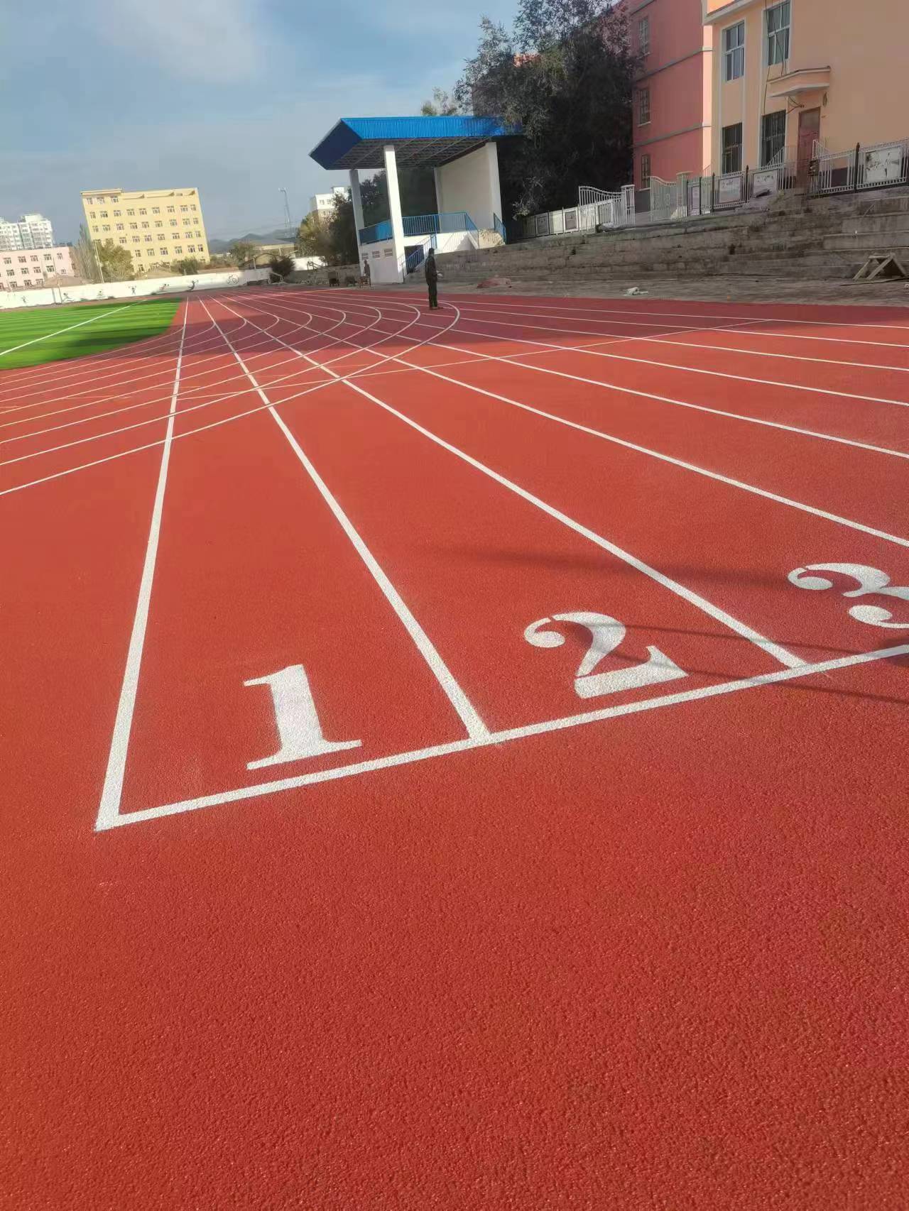 新疆塔城托里混合型自结纹跑道